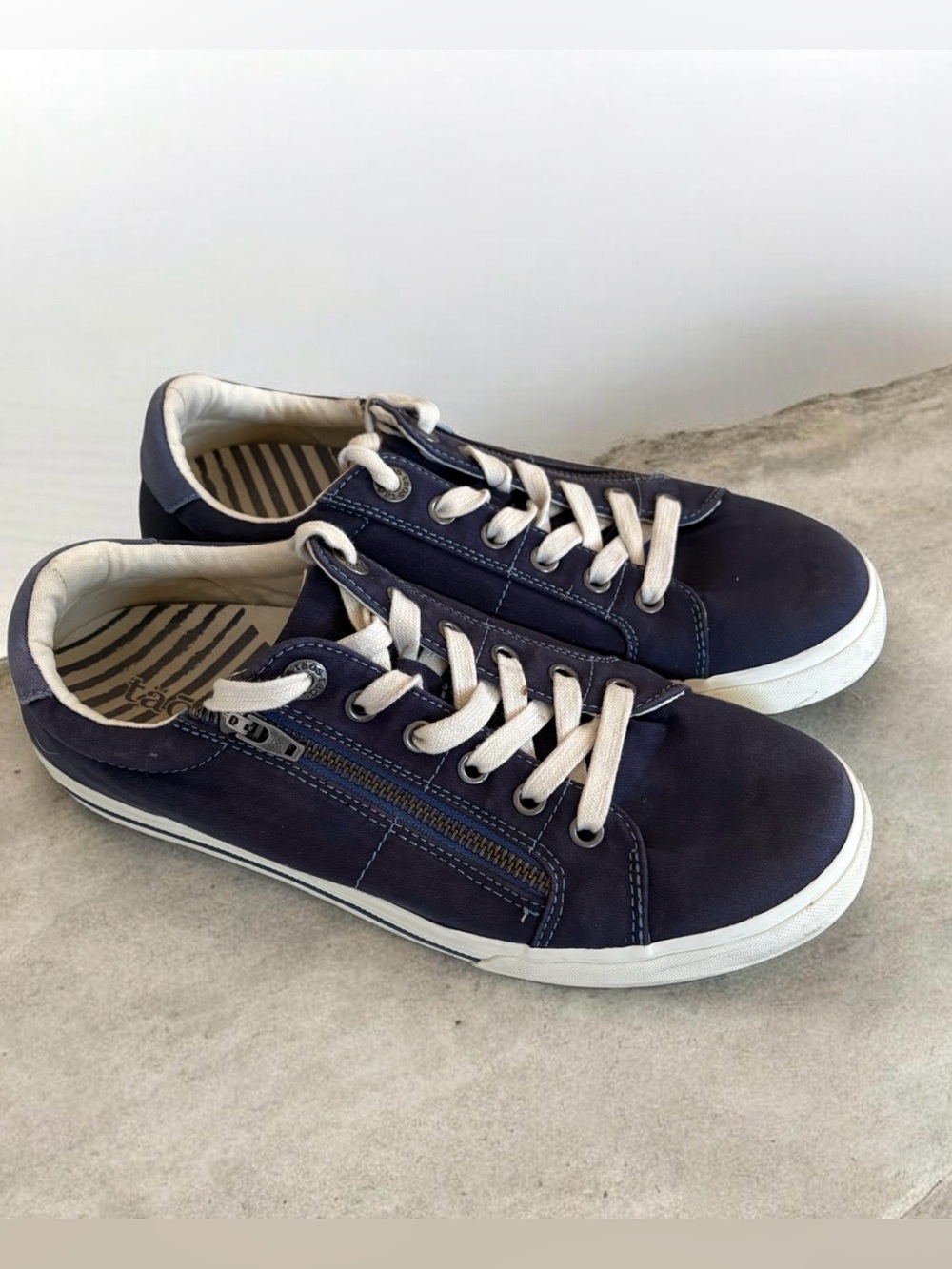 TAOS Women’s Navy Casual Lace-Up Sneakers with Side Zip Size 9